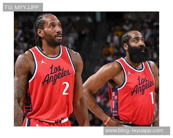 快船队员时尚便装入场哈登与伦纳德携手全员出击迎战新挑战 快船队员时尚便装入场哈登与伦纳德携手全员出击迎战新挑战