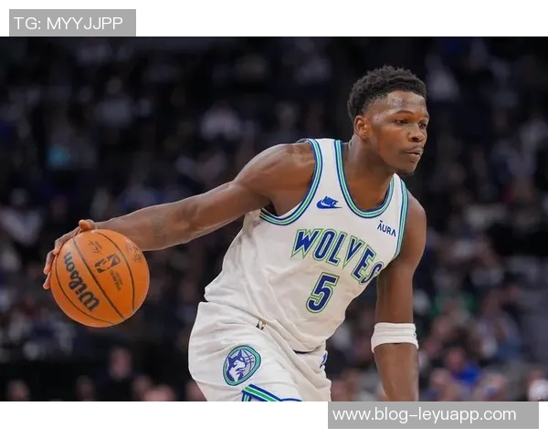 爱德华兹表现稳定半场12投6中贡献16分1篮板2助攻正负值5